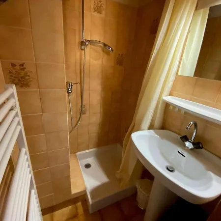 4 Pers. Proche Patinoire Et Pistes, Parking, Menage Inclus, Navette A Proximite - Fr-1-241-157 Apartment *